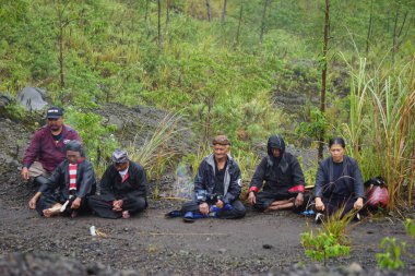 Larung sesaji (Java Şükran Günü) Gunung Kelud. Larungan, Endonezya geleneklerinden biridir.