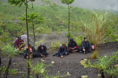 Larung sesaji (Java Şükran Günü) Gunung Kelud. Larungan, Endonezya geleneklerinden biridir.