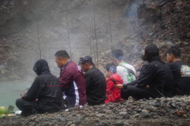 Larung sesaji (Java Şükran Günü) Gunung Kelud. Larungan, Endonezya geleneklerinden biridir.