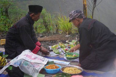 Larung sesaji (Java Şükran Günü) Gunung Kelud. Larungan, Endonezya geleneklerinden biridir.