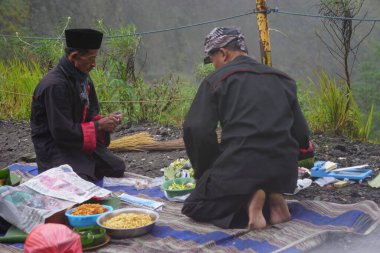 Larung sesaji (Java Şükran Günü) Gunung Kelud. Larungan, Endonezya geleneklerinden biridir.