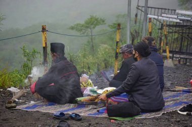 Larung sesaji (Java Şükran Günü) Gunung Kelud. Larungan, Endonezya geleneklerinden biridir.