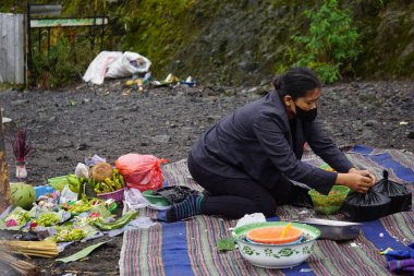 Larung sesaji (Java Şükran Günü) Gunung Kelud. Larungan, Endonezya geleneklerinden biridir.