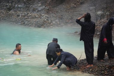 Larung sesaji (Java Şükran Günü) Gunung Kelud. Larungan, Endonezya geleneklerinden biridir.