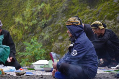 Larung sesaji (Java Şükran Günü) Gunung Kelud. Larungan, Endonezya geleneklerinden biridir.