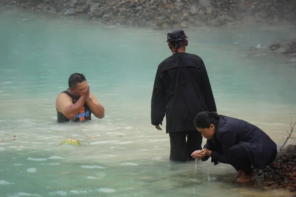 stock image Larung sesaji (Javanese thanksgiving) Gunung Kelud. Larungan is one of indonesian traditional ritual