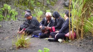 Larung sesaji (Java Şükran Günü) Gunung Kelud. Larungan, Endonezya geleneklerinden biridir.