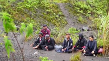 Larung sesaji (Java Şükran Günü) Gunung Kelud. Larungan, Endonezya geleneklerinden biridir.