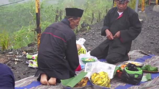 Larung Sesaji Acción Gracias Java Gunung Kelud Larungan Ritual Tradicional — Vídeo de stock