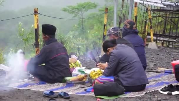ラーン セサジ 英語版 感謝祭 Gunung Kelud ラルンガンはインドネシアの伝統的な儀式の一つです — ストック動画