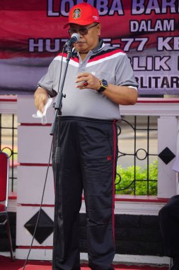 Mr. Santoso (Blitar Şehri Belediye Başkanı) Endonezya 'nın bağımsızlık gününü kutlamak için düzenlenen yürüyüş yarışmasının açılış töreninde