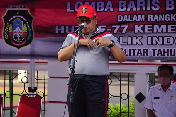 サントソ市長は インドネシア独立記念日を祝うための行進大会の開会式に出席しました — ストック写真