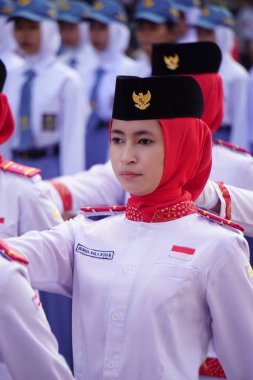 Endonezya 'nın bağımsızlığını kutlamak için yürüyüşe (baris berbaris) katılan Endonezya bayrak taşıyıcısı