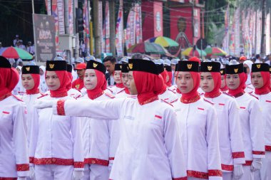 Endonezya 'nın bağımsızlığını kutlamak için yürüyüşe (baris berbaris) katılan Endonezya bayrak taşıyıcısı