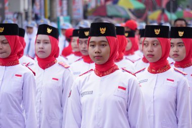 Endonezya 'nın bağımsızlığını kutlamak için yürüyüşe (baris berbaris) katılan Endonezya bayrak taşıyıcısı