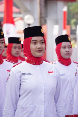 Endonezya 'nın bağımsızlığını kutlamak için yürüyüşe (baris berbaris) katılan Endonezya bayrak taşıyıcısı