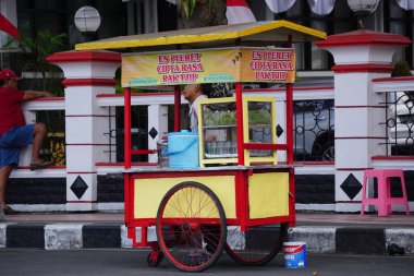 Es Pleret satıcısı (Pleret Ice) yan yolda. Es Pleret, palmiye şekeri ve hindistan cevizi sütü kullanan geleneksel Endonezya içeceğidir.