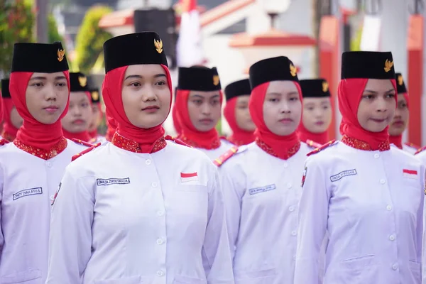 インドネシア独立を祝うために行進に参加するインドネシアの国旗掲揚者 Baris Berbaris — ストック写真
