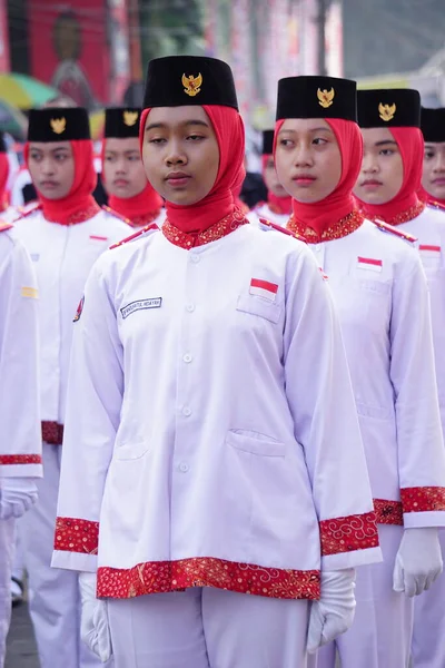 インドネシア独立を祝うために行進に参加するインドネシアの国旗掲揚者 Baris Berbaris — ストック写真