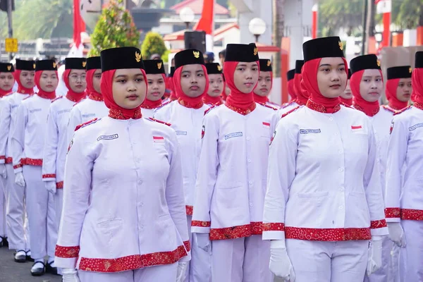 Levantador Bandeira Indonésio Participando Marcha Baris Berbaris Para Celebrar Independência — Fotografia de Stock