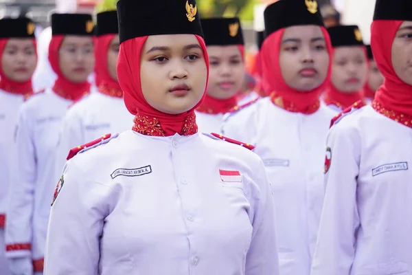 Levantador Bandeira Indonésio Participando Marcha Baris Berbaris Para Celebrar Independência — Fotografia de Stock