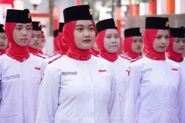 参加游行 Baris Berbaris 庆祝印度尼西亚独立的印度尼西亚国旗升起者 — 图库照片
