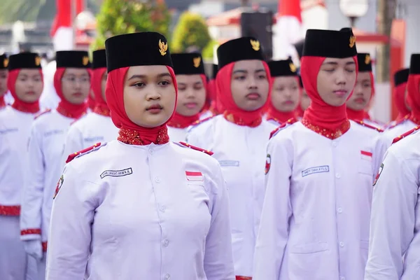 Indonezyjski Podnoszący Banderę Uczestniczący Marszu Baris Berbaris Okazji Niepodległości Indonezji — Zdjęcie stockowe