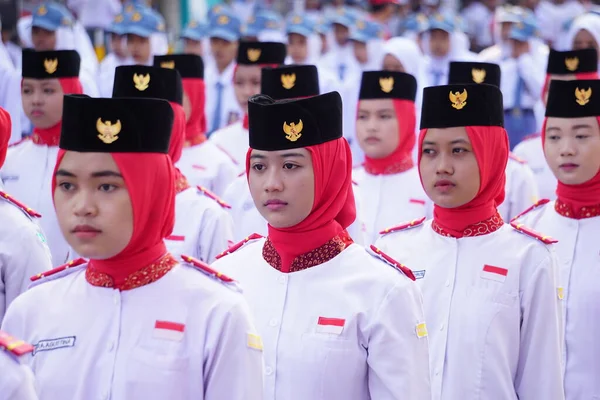 Індонезійський Флагман Бере Участь Маршируванні Baris Berbaris Щоб Відсвяткувати Індонезійську — стокове фото