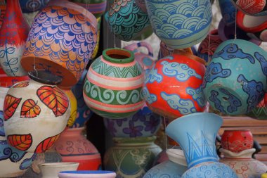 Doğal bir geçmişi olan renkli bir saksı.