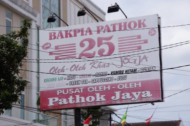 Bakpia patok 25 isim tahtası. Bakpia patthok 25, Cava yemekleri satan ünlü bir dükkandır (bakpia)