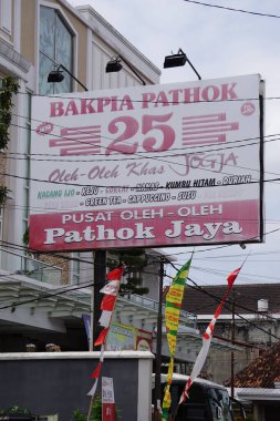 Bakpia patok 25 isim tahtası. Bakpia patthok 25, Cava yemekleri satan ünlü bir dükkandır (bakpia)