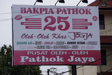 Bakpia patok 25 isim tahtası. Bakpia patthok 25, Cava yemekleri satan ünlü bir dükkandır (bakpia)