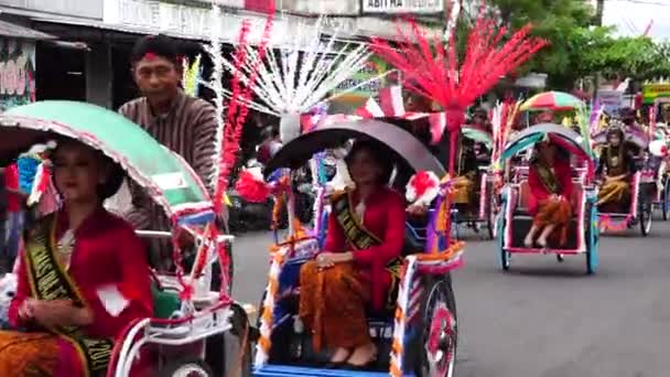 Карнавал Педикабов Празднике Grebeg Pancasila Гребег Панкасила Проводится Честь Дня — стоковое видео