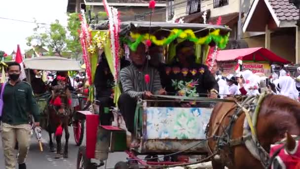 Карнавал Педикабов Празднике Grebeg Pancasila Гребег Панкасила Проводится Честь Дня — стоковое видео