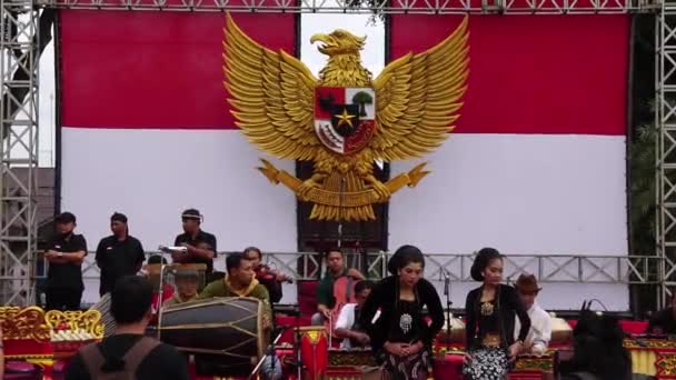Индонезийцы Приносят Национальный Символ Garuda Pancasila — стоковое видео