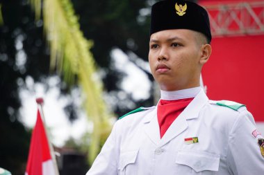 Paskibraka (Endonezya bayrağı taşıyıcısı) grebeg pancasila sırasında ulusal bayrak