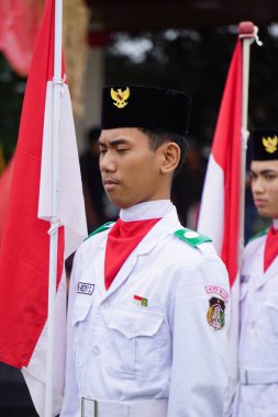 Paskibraka (Endonezya bayrağı taşıyıcısı) grebeg pancasila sırasında ulusal bayrak