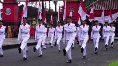 Paskibraka (Endonezya bayrağı taşıyıcısı) grebeg pancasila sırasında ulusal bayrak