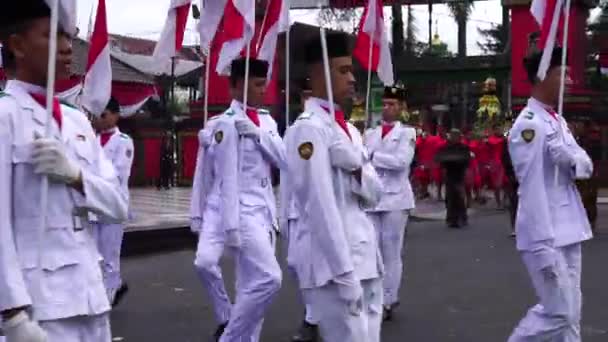 Paskibraka Bendera Indonesia Dengan Bendera Nasional Selama Grebeg Pancasila — Stok Video