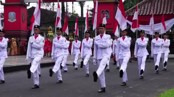 Paskibraka Izamiento Bandera Indonesia Con Bandera Nacional Durante Pancasila Grebeg — Vídeos de Stock