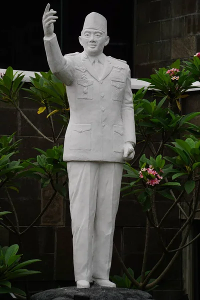 Endonezya 'nın ilk başkanı Bung Karno' nun heykeli.