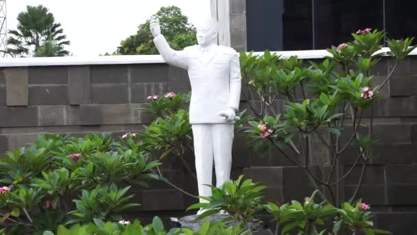 印度尼西亚第一任总统邦卡诺的雕像 — 图库视频影像