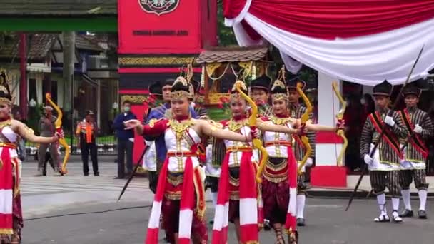インドネシア人と古代ジャワの兵士の布の上にパンカシーラ式 — ストック動画