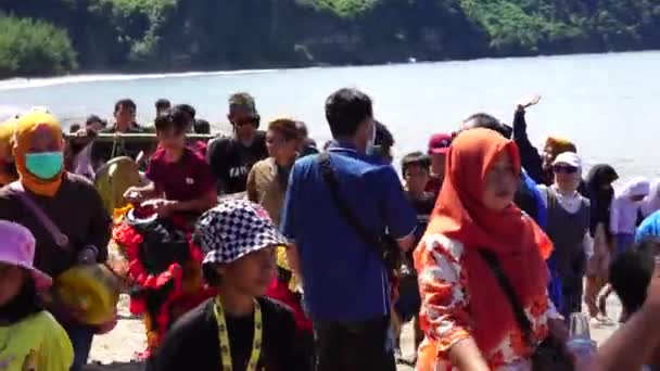Javanesisk Taksigelse Indonesisk Kalder Det Også Larung Semboyo Labuh Laut – Stock-video