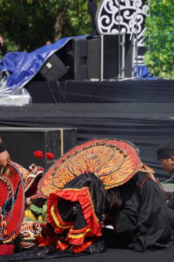 Endonezya dansı yapan Jaranan dansı (kuda lumping, kuda kepang) bulanbung karno 'yu kutlamak için dans