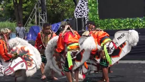 Индонезийский Танец Джаранов Куда Кум Куда Кепанг Честь Праздника Булан — стоковое видео