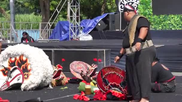 Индонезийцы Выполняют Ритуалы Перед Исполнением Джарананского Танца Куда Кум Куда — стоковое видео