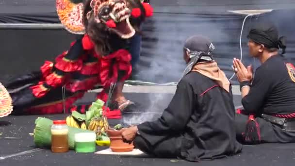 インドネシア人は ブルン カルノを祝うためにジャラナン ダンス ルンピング ケパン を行う前に儀式を行う — ストック動画
