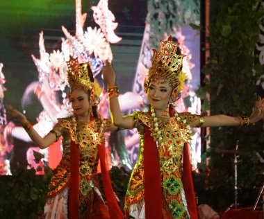 Indonesian perform kenyo dance to celebrate world dance day