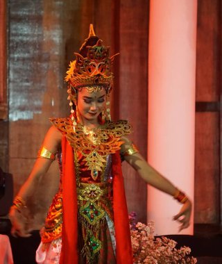 Indonesian perform kenyo dance to celebrate world dance day